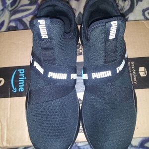 Woman's 9.5 Pumas new condition black pull on